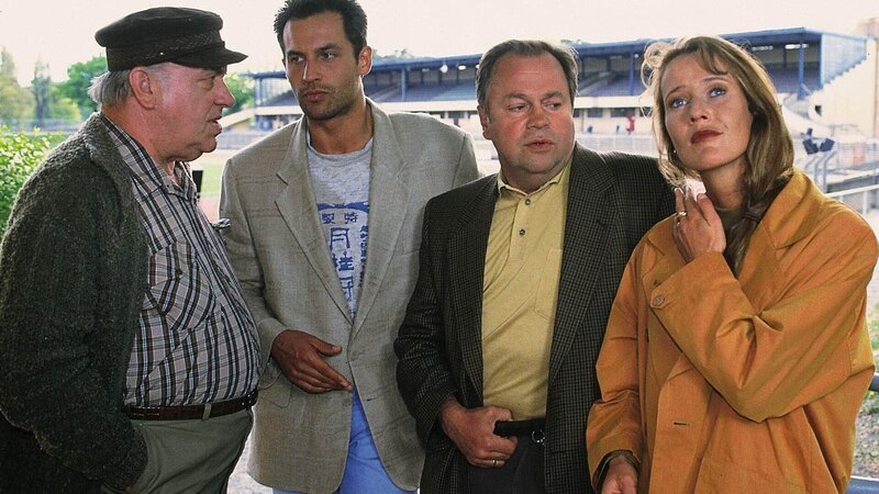 Stefan Kehler (Wolfgang Bathke, 2.v.re.), Mike Eschenbach (Matthias Bullach, 2.v.li.) und Staatsanwältin Charlotte Glaser (Britta Schmeling) befragen Pförtner Heimann (Arnim Mühlstädt) im Stadion. – Bild: RTL