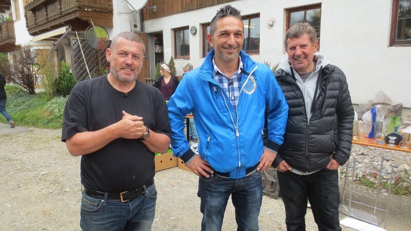 Manfred (li.) mit Trödelprofi Mauro Corradino (Mitte) und Manfreds Bruder Werner (re.) – Bild: RTL II