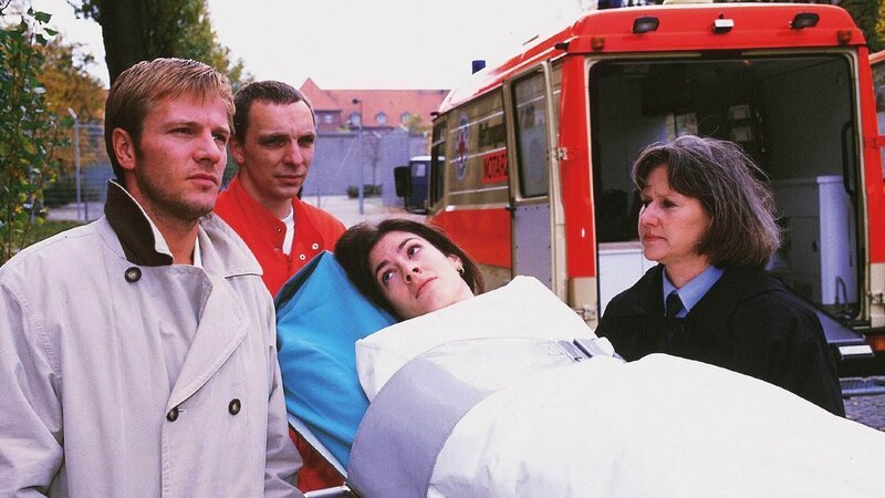 Mit Hilfe einer falschen Diagnose weist Dr. Beck (Dirk Mierau, l.) Susanne (Cheryl Shepard, M.) ins Krankenhaus ein, in dem auch ihr Verlobter liegt. Jutta (Claudia Loerding, r.) ahnt nichts von dem Betrug. – Bild: RTL