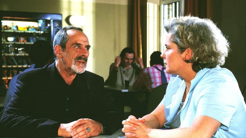 Uschi (Barbara Freier) hat überraschend Besuch von einem Fremden mit Namen Hagen Keyser (Klaus Hoser) bekommen, der den wahren Grund seines Kommens im Dunkeln läßt … – Bild: RTL