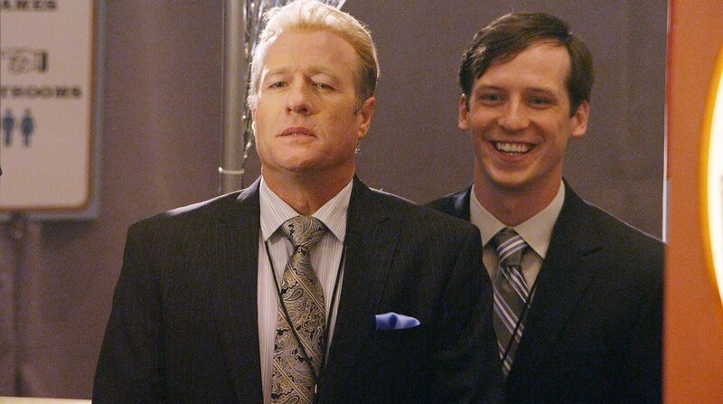 Trent Hazlit (Gregg Henry, l.), Geschäftsführer von ‚Poggio Toys‘ und sein Assistent Pantani (Riley Donahue) sind Kinder und Spielzeuge scheinbar völlig egal. Sie wollen einen neuen Plüschhund veröffentlichen, der jedoch für Kleinkinder sehr gefährlich ist. – Bild: VOX/​TNT