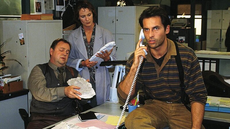 Kriminalkommissar Eschenbach (Matthias Bullach, re.), Hauptkommissar Kehler (Wolfgang Bathke, li.) und Staatsanwältin Glaser (Britta Schmeling) ermitteln in einem Mordfall, der sich im Nachtclub-Millieu ereignete. – Bild: RTL