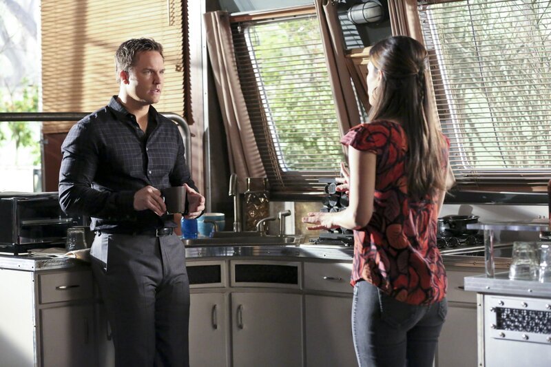 Während Zoes (Rachel Bilson, r.) Versuche in Sachen Online-Dating scheitern, versucht George (Scott Porter, l.) Tansy mit allen Mitteln zu beweisen, dass sie zusammengehören … – Bild: Warner Brothers