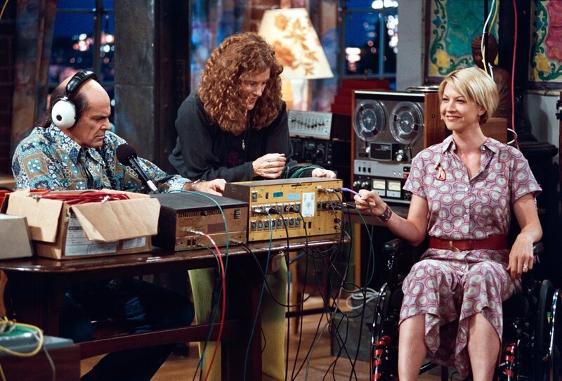 L-R: Larry Finkelstein (Alan Rachins), Abby O’Neil (Mimi Kennedy), Dharma (Jenna Elfman) – Bild: Disney /​ Disney•Pixar /​ Lucasfilm LTD /​ Marvel