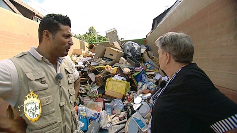 Paula (re.) ist unendlich erleichtert, denn Sükrü verhilft ihr zu einem neuen Leben ohne den ganzen Müll. – Bild: RTL II