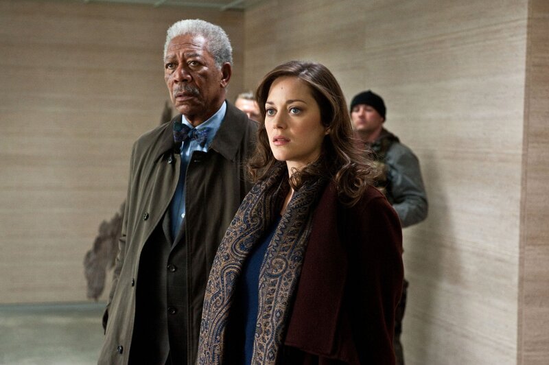 L-r: MORGAN FREEMAN als Lucius Fox, MARION COTILLARD als Miranda Tate – Bild: PLURIMEDIA (Ron Phillips /​ Warner Bros. Entertainment Inc. /​ Legendary Pictures)
