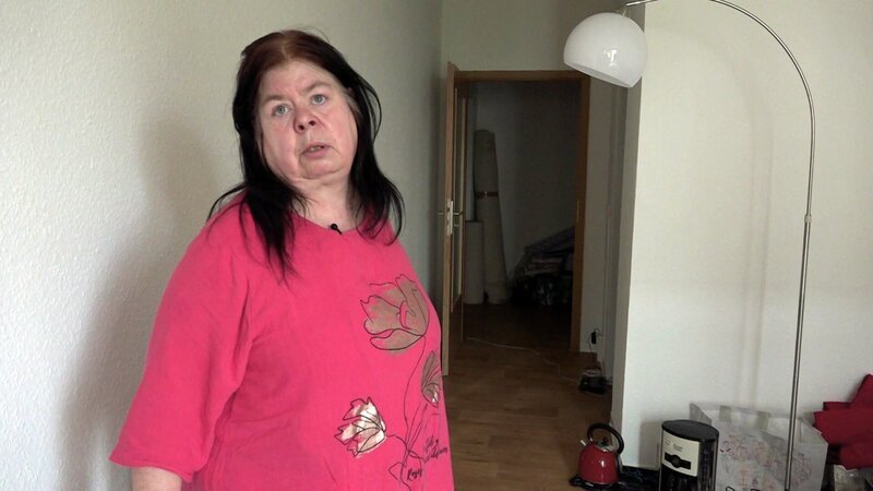 Pamela (58) ist im Umzugsstress – Bild: RTLZWEI