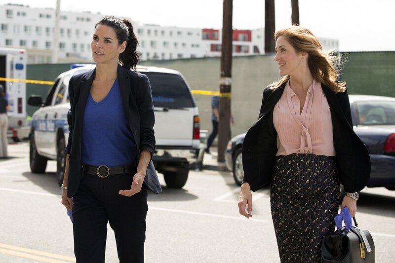 Eine Kriminaltechnikerin wird Opfer eines heimtückischen Mordes. Für Rechtsmedizinerin Maura Isles und Detective Jane Rizzoli beginnt eine fieberhafte Suche nach dem Mörder ihrer Kollegin. – Bild: RTL /​ Warner Bros.