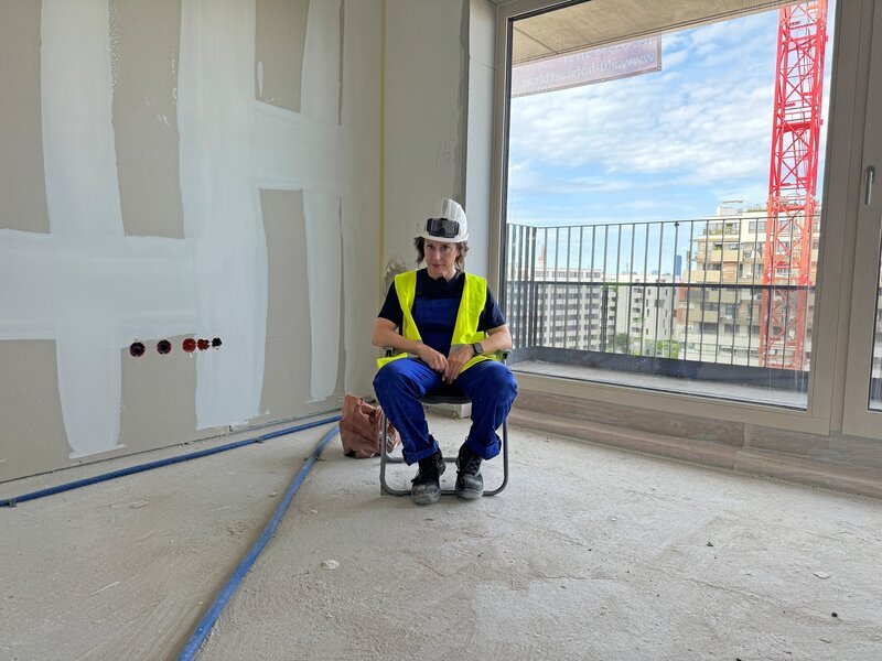 Esther in einer fast fertigen Wohnung. – Bild: ORF