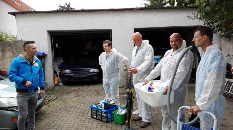 Karstens kürzlich verstorbene Mutter hat im Erdgeschoss eine zugemüllte Wohnung hinterlassen. Frauke (30) und ihr Freund Karsten (39) könnten so glücklich sein: aber in Karstens Haus herrscht Chaos pur! v.l.: Mauro, Putzkolonne – Bild: RTL II