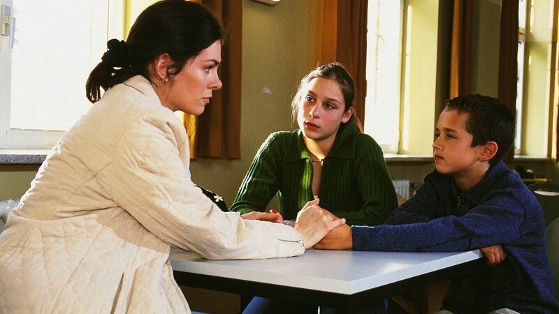 Susanne (Cheryl Shepard, li.) kann ihre Kinder Nina (Marie E. Worch) und Martin (Maximilian Seidenstücker) nicht über die Aussicht trösten, ins Heim zu müssen. – Bild: RTL