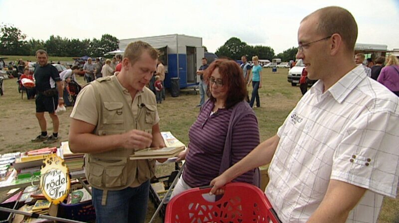 Auf dem Flohmarkt versucht Jutta (Mitte) und ihre Familie mit der Unterstützung von Verkaufsprofi Otto ein paar Sachen an den Mann zu bringen. – Bild: RTL II