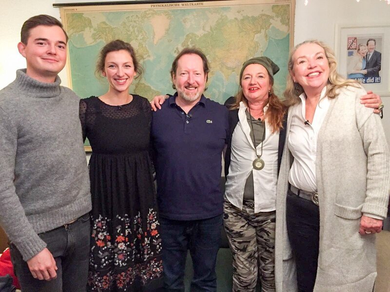 V.l.: Philipp, Lisa, Gastgeber Rüdiger, Betina, Ulrike – Bild: MG RTL D /​ ITV Studios
