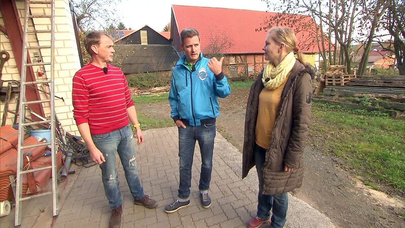 Findet Trödelprofi Andi (Mitte) bei Andreas und Katharina etwas, das sich zu Geld machen lässt? – Bild: RTLZWEI
