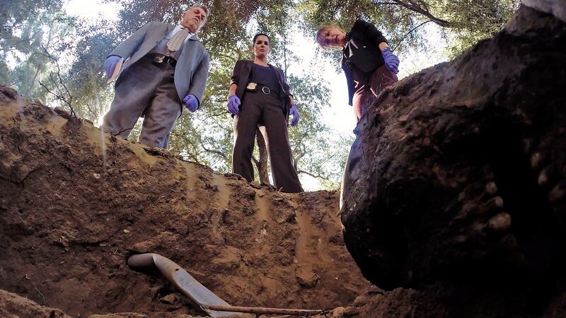 Auf der „Body Farm“, einem Gelände zur Untersuchung der Verwesungsprozesse von Leichen, finden (v.l.:) Vince Korsak (Bruce McGill), Jane Rizzoli (Angie Harmon) und Maura Isles (Sasha Alexander) mehr Leichen als vorhanden sein sollten … – Bild: SUPER RTL