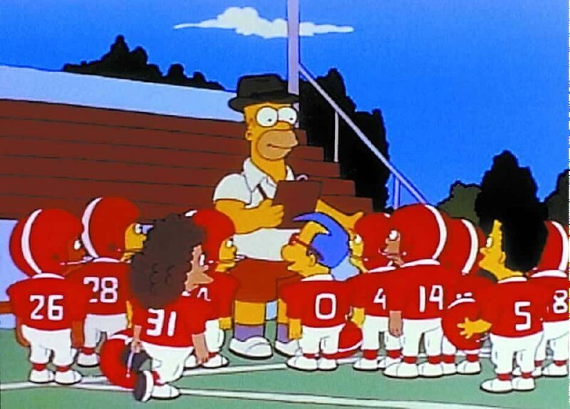 Homer wird Trainer der Schüler-Footballmannschaft. – Bild: ProSieben MAXX