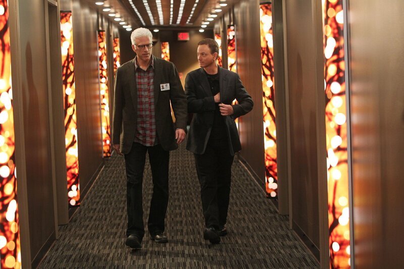 Als D.B. Russell (Ted Danson, l.) und sein New Yorker Kollege Mac Taylor (Gary Sinise) Macs Freundin Christine im Hotel zum gemeinsamen Essen abholen wollen, erleben sie eine böse Überraschung … – Bild: RTL