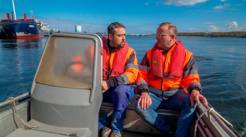Micha Wiechert und Ron Verhorevoort managen das Löschen und Laden im Fischerei- und Frachthafen. – Bild: NDR