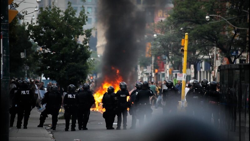 Ein Auto brennt in Toronto, Kanada während der Proteste beim G20-Gipfel 2010  +++ Die Verwendung des sendungsbezogenen Materials ist nur mit dem Hinweis und Verlinkung auf RTL+ gestattet. +++ – Bild: RTL /​ Mempo Studio