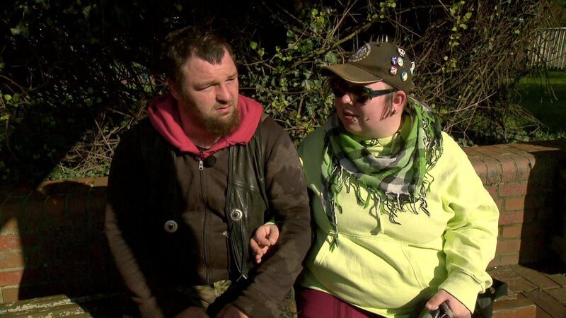 In Bremerhaven warten die Punks Paddy und Lausi auf die Räumung ihres einsturzgefährdeten Hauses … – Bild: RTL Zwei