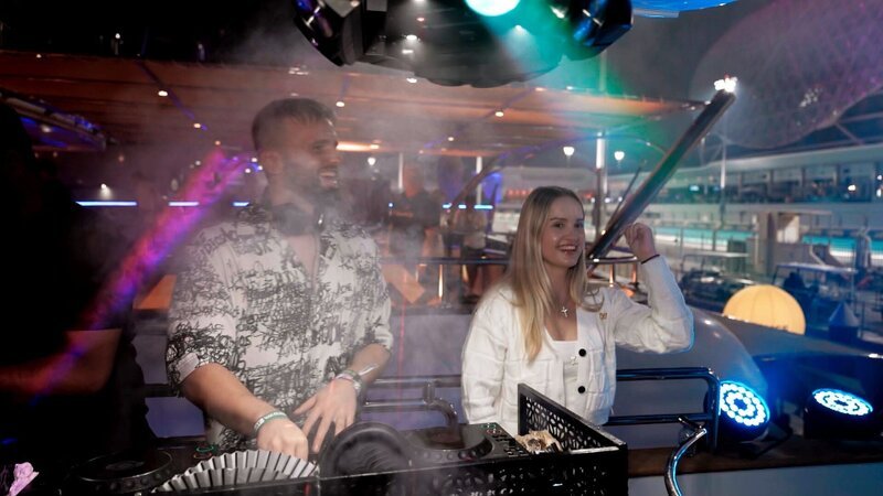 S24E09: Formel-1-Fieber in Abu Dhabi: Die Geissens erleben Rennsport hautnah, feiern mit Star-DJ Topic bis zum Morgen und denken über neue Tattoos nach. Für Davina endet die Partynacht jedoch mit einem bösen Erwachen – trotz Luxusmenü. – Bild: RTLZWEI