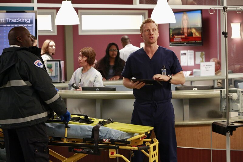 Dr. Owen Hunt (Kevin McKidd, r.) beweist seine Kompetenz, als zahlreiche Opfer einer Explosion ins Grey-Sloan-Memorial Hospital eingeliefert werden … – Bild: American Broadcasting Companies, Inc.