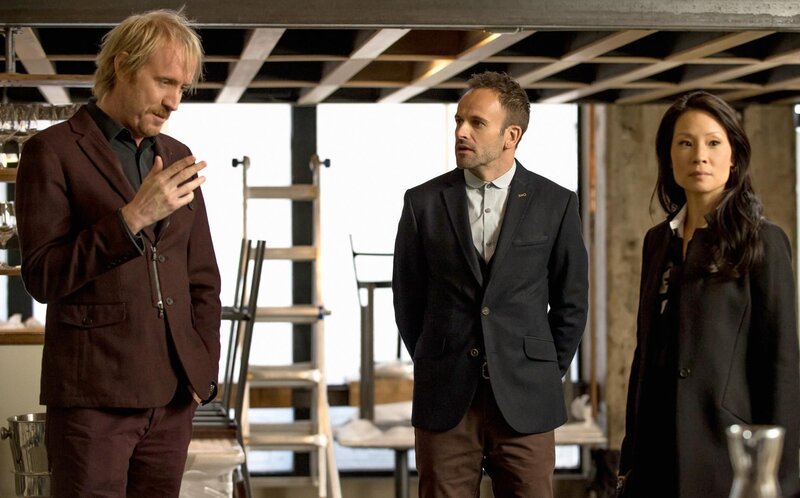 Sherlocks Bruder Mycroft (Rhys Ifans, l.) kommt in New York an und erbittet die Hilfe von Holmes (Jonny Lee Miller, M.) und Watson (Lucy Liu, r.), um einen Fall zu lösen … – Bild: CBS Television