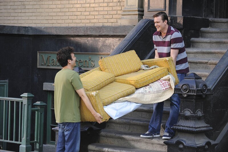 Rückblende: Marshall (Jason Segel, r.) erinnert sich daran zurück, wie er gemeinsam mit Ted (Josh Radnor, l.) eine Couch entsorgt hat … – Bild: © 20th Century Fox International Television