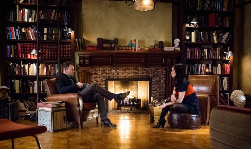 Ist der Täter, der seine Opfer zu Tode beißt, wirklich der Serienkiller, der vor einigen Jahren gesucht wurde? Oder handelt es sich beim aktuellen Fall um die Morde eines Nachahmungstäters? Holmes (Jonny Lee Miller, l.) und Watson (Lucy Liu, r.) diskutieren die Möglichkeiten … – Bild: © CBS Television