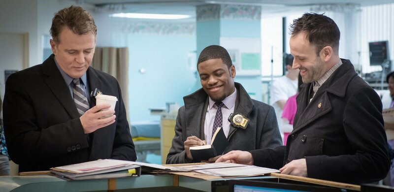 Nachdem ein Taschendieb an einer Anthrax-Vergiftung gestorben ist, müssen Holmes (Jonny Lee Miller, r.), Bell (Jon Michael Hill, M.) und Gregson (Aidan Quinn, l.) herausfinden, wer dafür verantwortlich ist … – Bild: © CBS Television