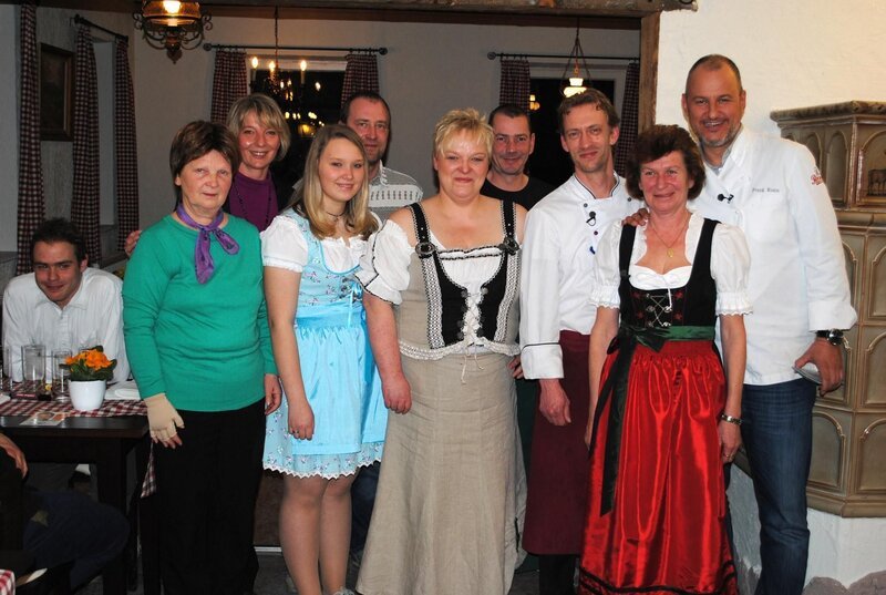 Frank Rosin (r.) und das Team: (v.l.n.r.) Silkes Mutter Helga Koch, Freundin Manuela Seifert, Tochter Sophie, Lebensgefährte Enrico Beutler, Inhaberin Silke Koch, Servicekraft Ulf Lorenz, der neue Koch Rene Wirnitzer und Servicekraft Kunigunde „Conny“ Anhut – Bild: Kabel Eins
