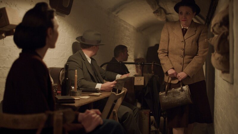 Rachel Dobkin flüchtet sich im April 1941 während einer Bombennacht des sogenannten Blitzkrieges in einen Londoner Luftschutzbunker. Wenig später meldet ihre Schwester sie als vermisst. – Bild: ZDF und Warehouse 51 Productions