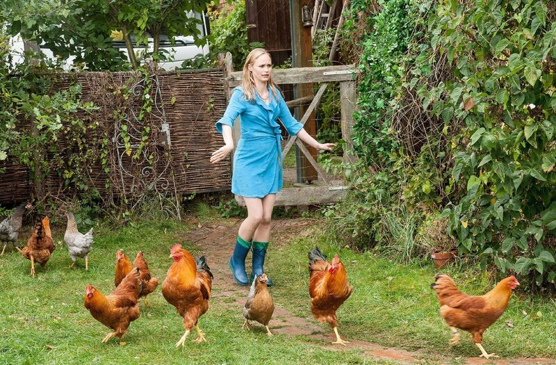 Fritzi (Inez Bjorg David) hängt mehr oder weniger unfreiwillig auf dem Land fest. Die Dusche funktioniert nicht und Kaffee gibt’s auch nicht. Doch sowohl bei der Dusche als auch beim Kaffee wäre ihr attraktiver Nachbar eine Hilfe, wenn er denn zu Hause wäre. Also muss sie selber einen Weg ins Haus finden … – Bild: RTL /​ Gordon Mühle