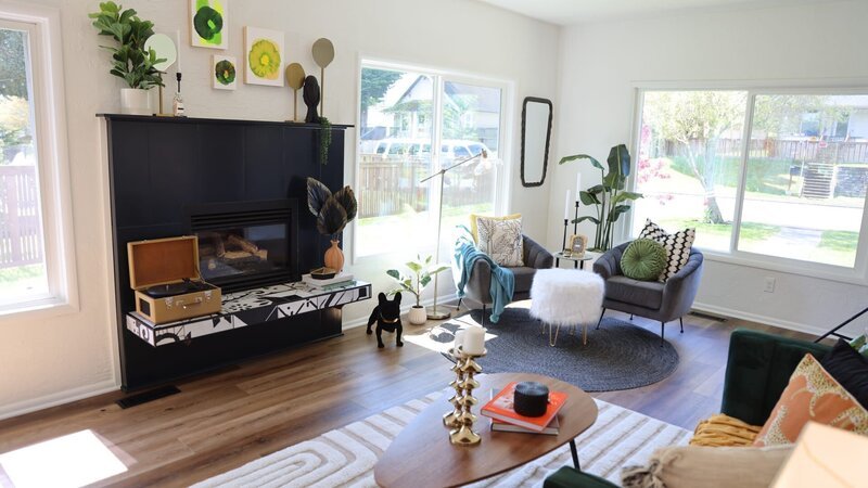 After shot of the living room, as seen on Unsellable Houses, Season 5. – Bild: Warner Bros. Discovery, Inc. or its subsidiaries and affiliates.