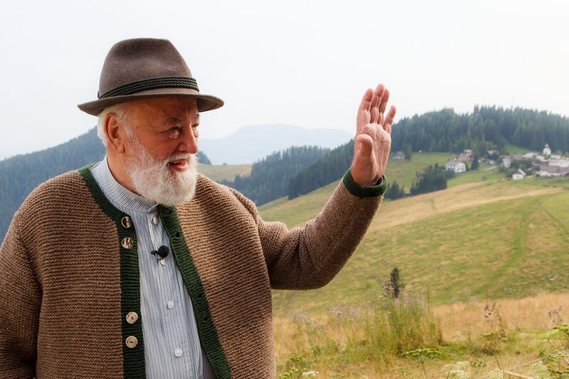 Sepp Forcher auf der Sommeralm. – Bild: ORF III