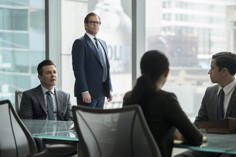Auch wenn DNA-Analysen angeblich das Gegenteil beweisen – Bull (Michael Weatherly, 2.v.l.) glaubt an Bennys (Freddy Rodriguez, l.) Unschuld. Doch aufzuzeigen, dass er keine Beweise im Fall Hayden Watkins gefälscht hat, ist alles andere als einfach … – Bild: CBS Broadcasting, Inc.