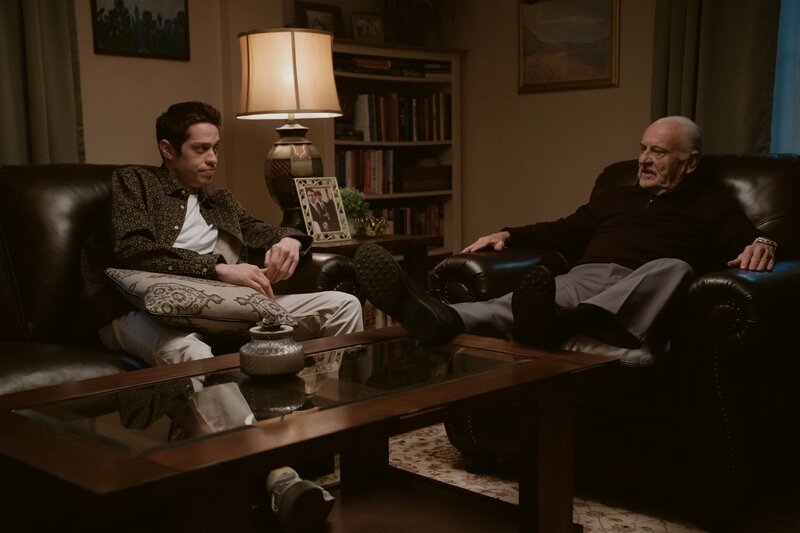Opa Joe Larocca (Joe Pesci, r.) bespricht mit Pete (Pete Davidson, l.), dass die Dreharbeiten für Pete nicht gut gelaufen sind und er sein Leben anders meistern soll. Dass er von den Drogen weg muss und endlich einen neuen Entzug starten soll. – Bild: Peacock /​ ZDF und Peacock