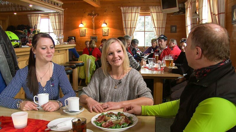 Steffi und Katja Schubert (Jägerhütte), Harry Prünster. – Bild: ORF III