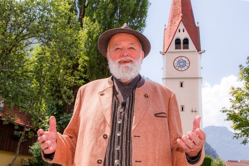 Sepp Forcher vor der St. Gertraudi Kirche. – Bild: ORF III