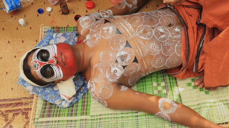 Fest der tanzenden Götter: Bei den Theyyam-Darbietungen werden aus bunt geschminkten Akteuren lebende Götter. – Bild: Phoenix/​ZDF/​Ampersand