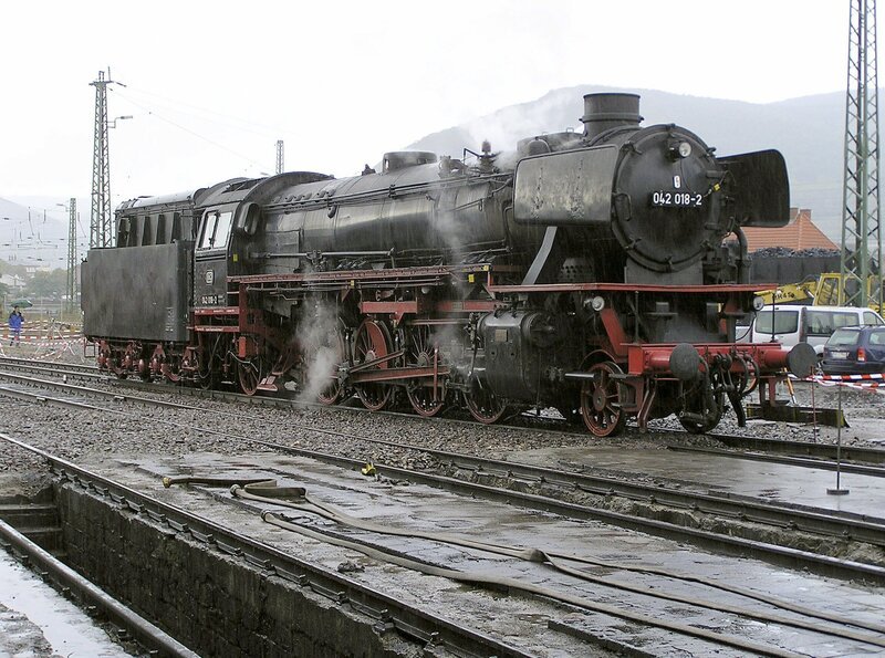 Dampflok 042 018⁠–⁠2 im Betriebswerk Neustadt/​Weinstraße. – Bild: HR/​SWR/​Ione Q. Scheuble