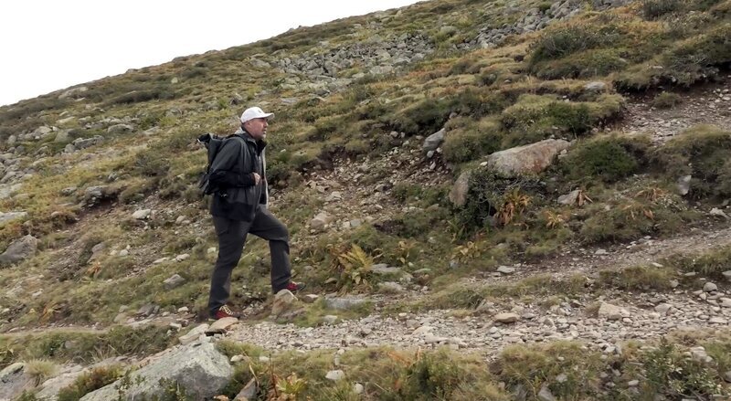 Hüttenwirt Markus Kegele auf dem Weg zu einer seiner Quellen. – Bild: Embfilm /​ ORF /​ Dominik Walser