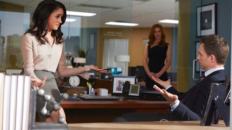 Rachel (Meghan Markle, l.) und Mike (Patrick J. Adams, r.) sind nicht zufrieden mit dem Prozessverlauf gegen die Bahngesellschaft. Und dann gerät auch noch Donna (Sarah Rafferty, M.) ins Visier des Staatsanwalts. – Bild: ZDF und USA Network