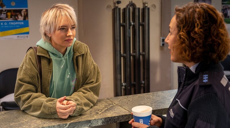 Hat die junge Auszubildende Liliana „Lila“ Groß (Zoë Valks, l.) die Leiterin der Seniorenresidenz im Streit getötet? Laut Aussagen einiger Bewohner ist sie des Öfteren mit ihrer Chefin aneinandergeraten. Streifenpolizistin Sibylle Beyer (Bärbel Stolz, r.) nimmt die Tatverdächtige vor der Vernehmung in Empfang. – Bild: MARKUS_FENCHEL /​ ZDF