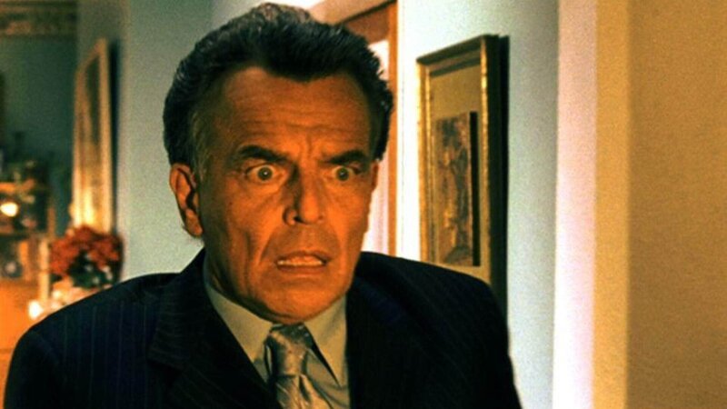 Pyne (Ray Wise) hat einen Raub vorgetäuscht, um eine stattliche Versicherungssumme zu kassieren. Sein treuer Hausverwalter soll nun das Bauernopfer sein. Doch die Rechnung geht nicht ganz auf! – Bild: RTL /​ USA Network