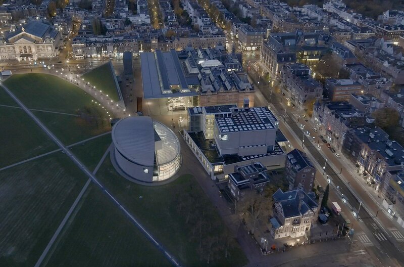 Das Van Gogh Museum in Amsterdam aus der Luft betrachtet. – Bild: UnknownMedia
