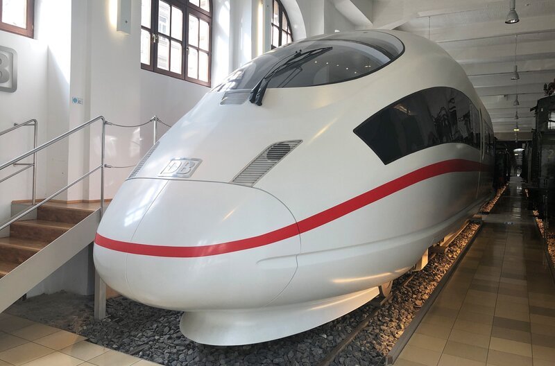 Wie alles begann, ist im DB Museum in Nürnberg zu besichtigen. Dort steht das Mock up des ICE 3, ein 1:1 Modell, das ursprünglich gebaut wurde, um dem Vorstand ein Bild des neuen Zuges zu geben. Das Design des ICE 3 von Alexander Neumeister galt damals als bahnbrechend. – Bild: SWR/​Alexander Schweitzer
