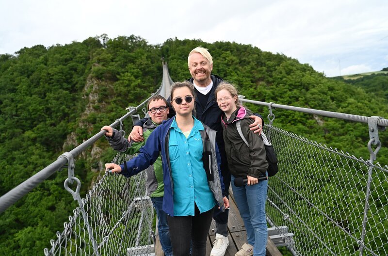 (v.l.n.r) Patrick, Giuliana, Ross und Rosalie stehen zusammen auf der Geierlaybrücke – Bild: SWR/​SEO Entertainment