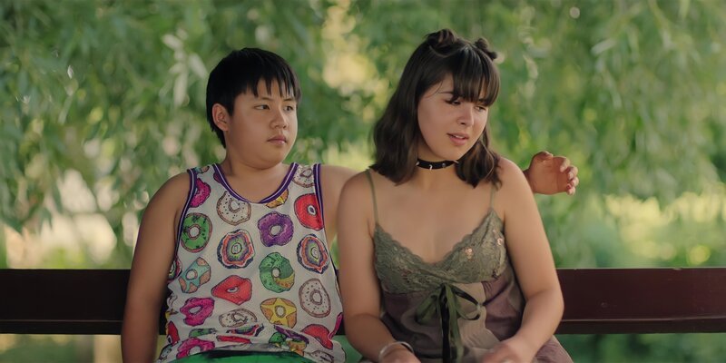 Zoe (Helena Yousefi) hat Liebeskummer und Rocco (Hoang Minh Ha) zeigt sich als richtig guter Zuhörer. – Bild: ZDF und Tilo Hauke