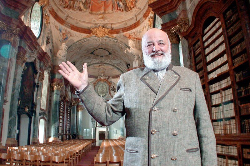 Sepp Forcher in der Stiftsbibliothek Altenburg. – Bild: ORF/​Anton Wieser
